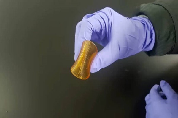 Elastomer, który ponownie połączył się po przecięciu